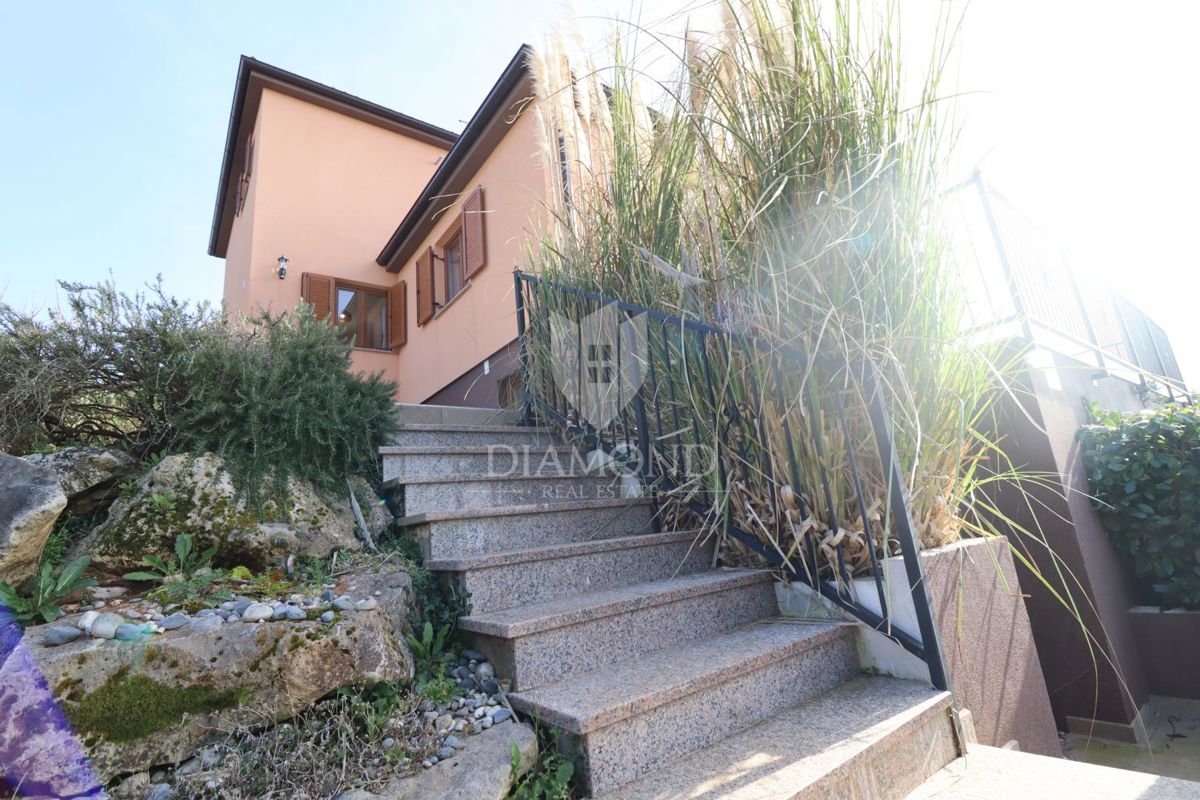 Hiša z bazenom in velikim vrtom – le 10 minut od Poreča in čudovitih plaž, idealna za bivanje ali turistični najem