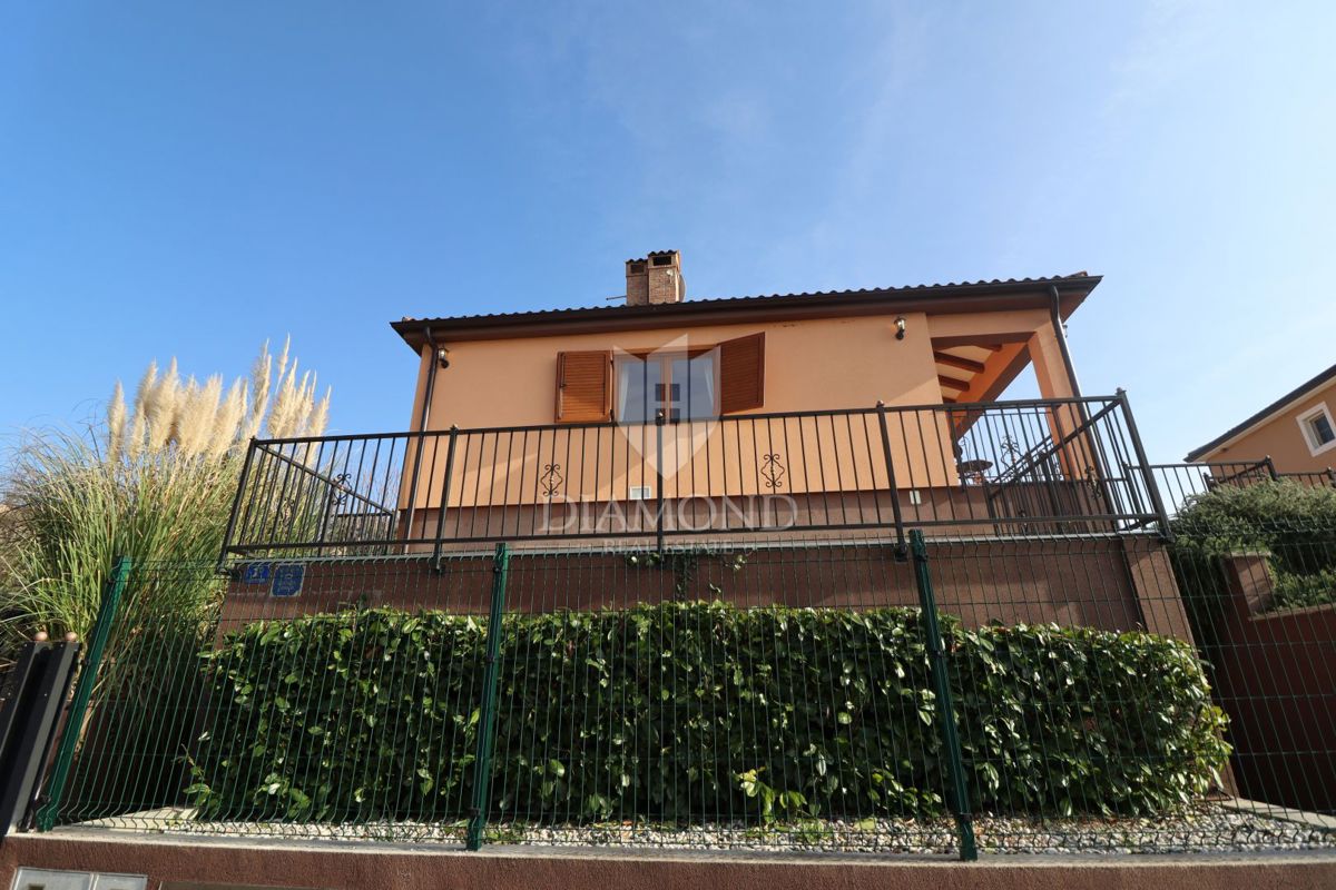 Hiša z bazenom in velikim vrtom – le 10 minut od Poreča in čudovitih plaž, idealna za bivanje ali turistični najem