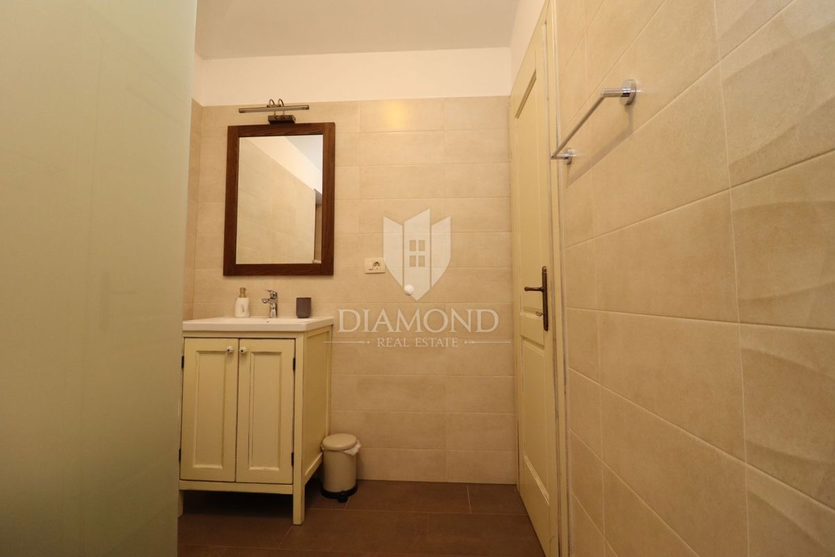 Hiša z bazenom in velikim vrtom – le 10 minut od Poreča in čudovitih plaž, idealna za bivanje ali turistični najem