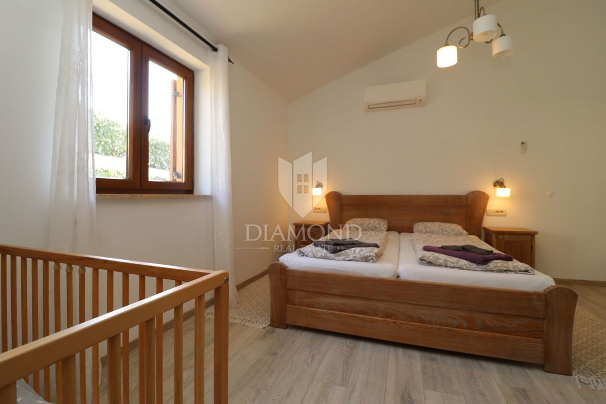 Hiša z bazenom in velikim vrtom – le 10 minut od Poreča in čudovitih plaž, idealna za bivanje ali turistični najem