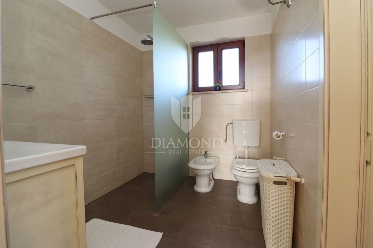 Hiša z bazenom in velikim vrtom – le 10 minut od Poreča in čudovitih plaž, idealna za bivanje ali turistični najem