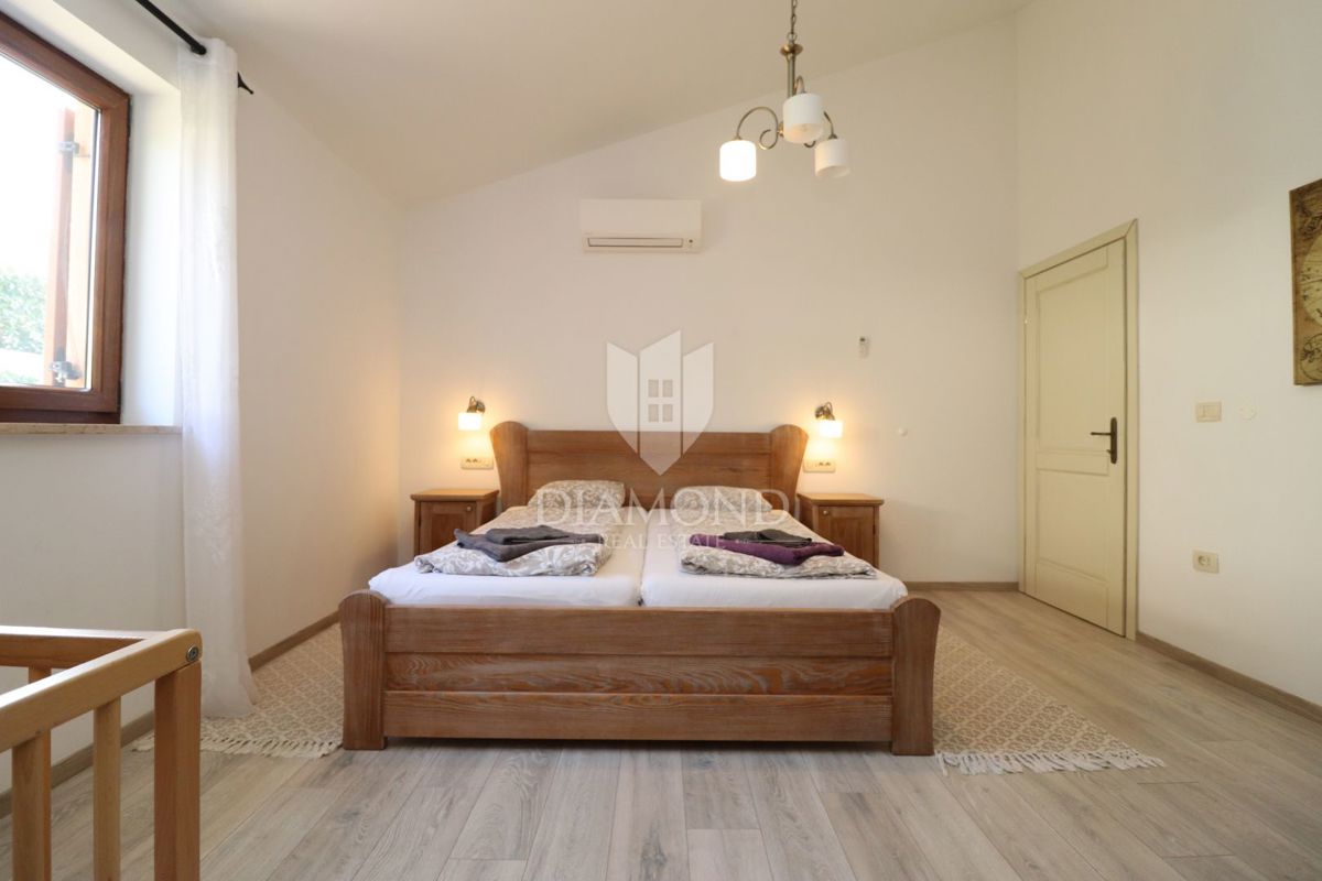 Hiša z bazenom in velikim vrtom – le 10 minut od Poreča in čudovitih plaž, idealna za bivanje ali turistični najem