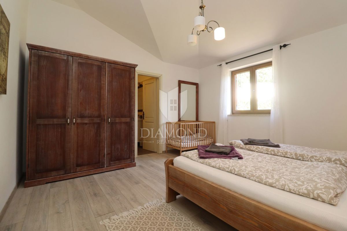 Hiša z bazenom in velikim vrtom – le 10 minut od Poreča in čudovitih plaž, idealna za bivanje ali turistični najem