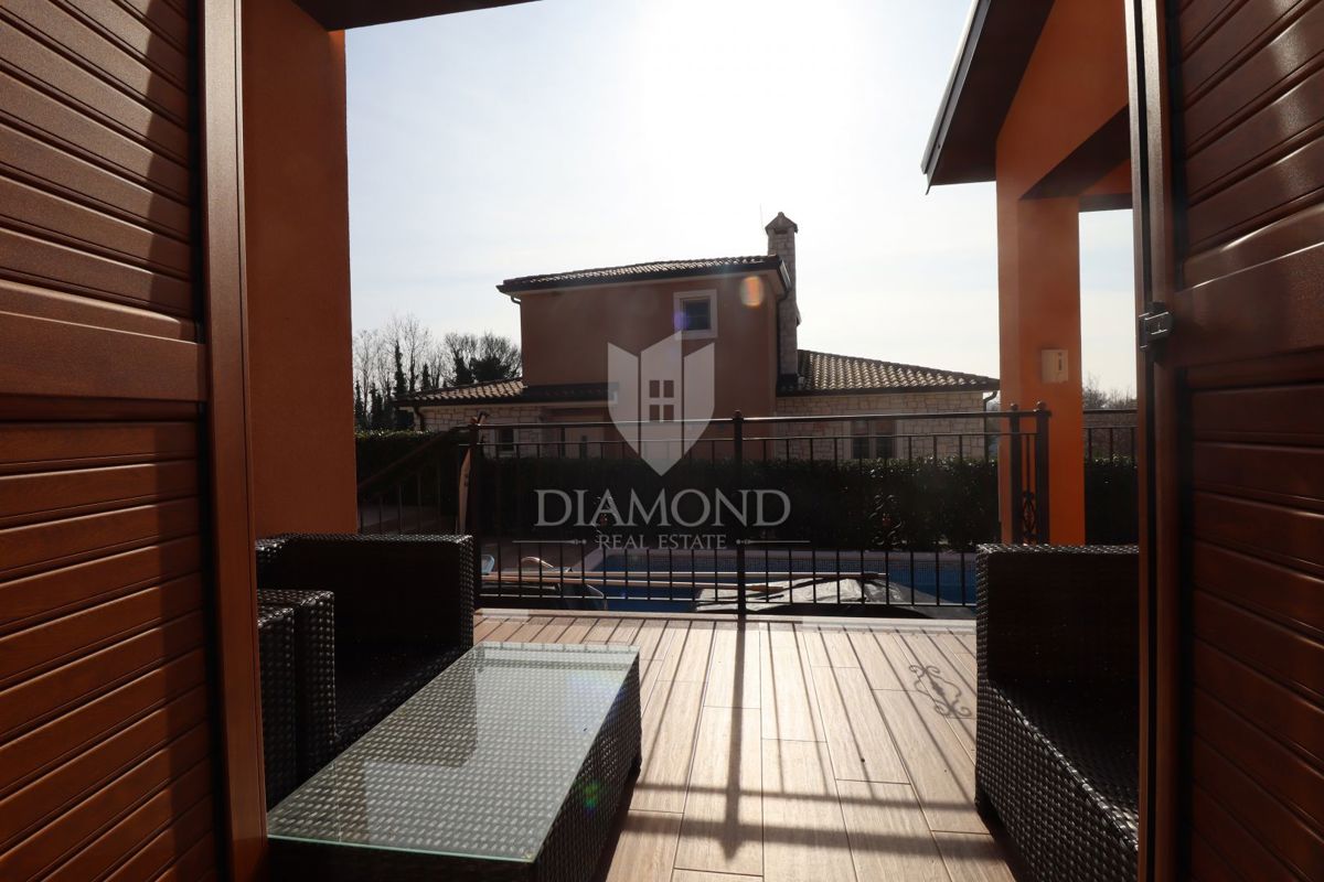 Hiša z bazenom in velikim vrtom – le 10 minut od Poreča in čudovitih plaž, idealna za bivanje ali turistični najem