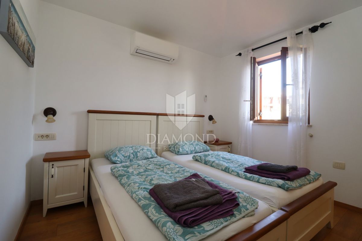 Hiša z bazenom in velikim vrtom – le 10 minut od Poreča in čudovitih plaž, idealna za bivanje ali turistični najem