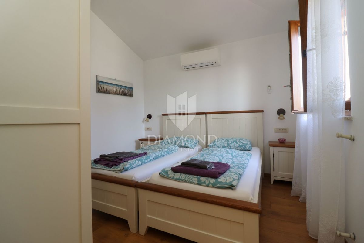 Hiša z bazenom in velikim vrtom – le 10 minut od Poreča in čudovitih plaž, idealna za bivanje ali turistični najem