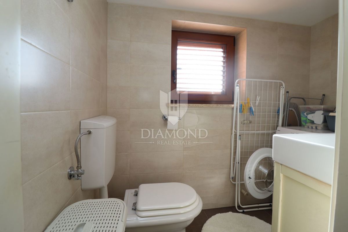 Hiša z bazenom in velikim vrtom – le 10 minut od Poreča in čudovitih plaž, idealna za bivanje ali turistični najem