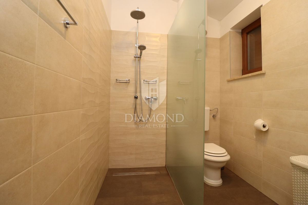 Hiša z bazenom in velikim vrtom – le 10 minut od Poreča in čudovitih plaž, idealna za bivanje ali turistični najem