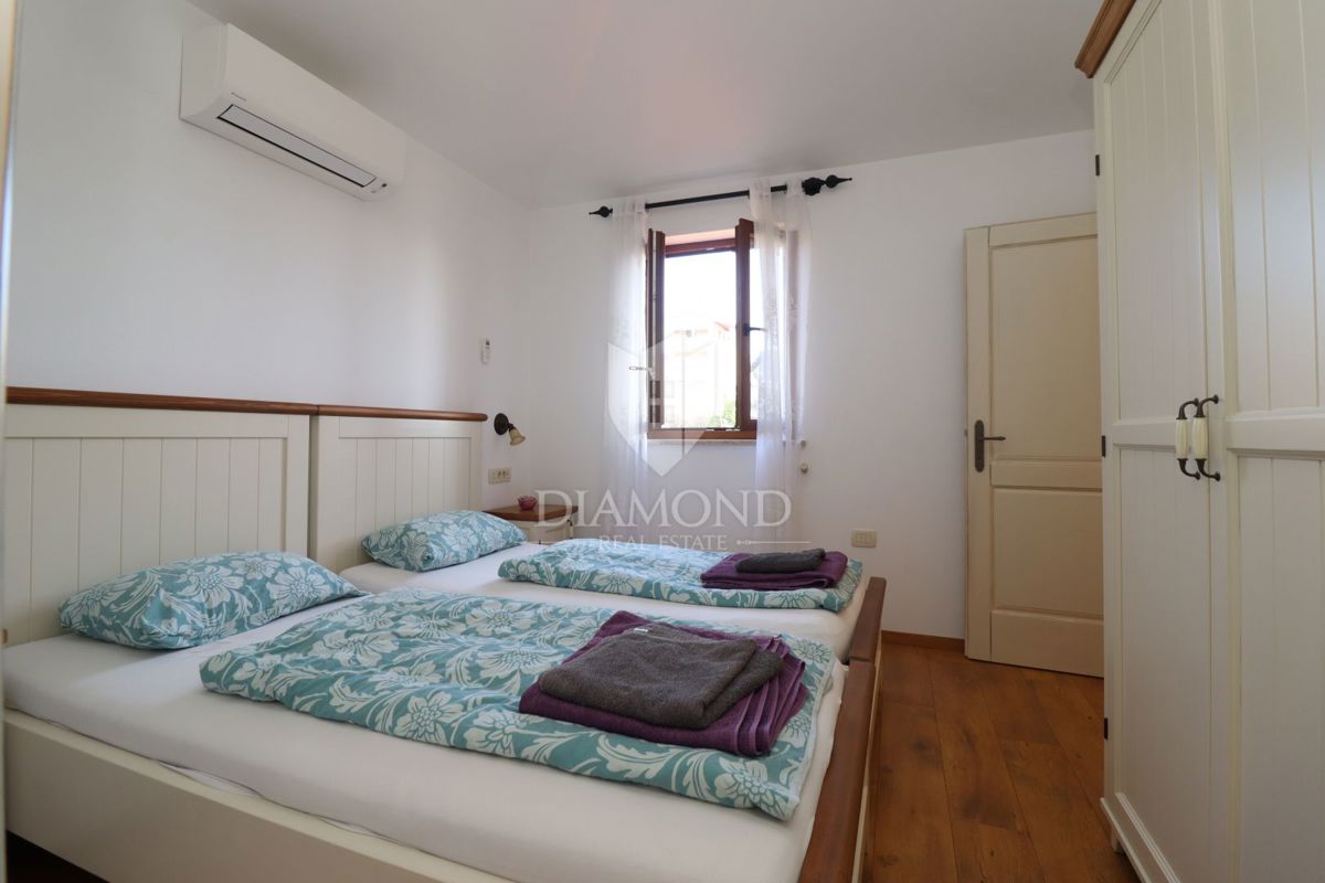 Hiša z bazenom in velikim vrtom – le 10 minut od Poreča in čudovitih plaž, idealna za bivanje ali turistični najem