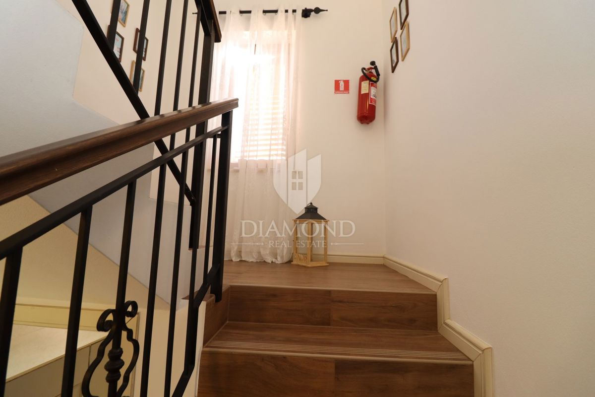 Hiša z bazenom in velikim vrtom – le 10 minut od Poreča in čudovitih plaž, idealna za bivanje ali turistični najem