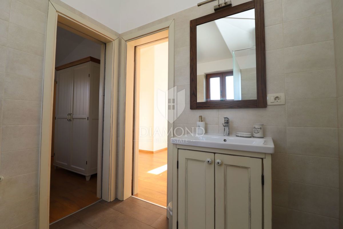 Hiša z bazenom in velikim vrtom – le 10 minut od Poreča in čudovitih plaž, idealna za bivanje ali turistični najem