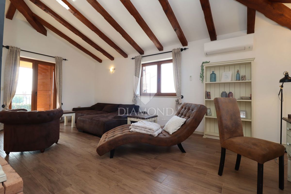 Hiša z bazenom in velikim vrtom – le 10 minut od Poreča in čudovitih plaž, idealna za bivanje ali turistični najem