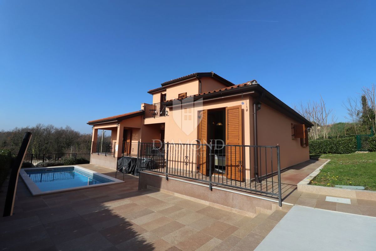 Hiša z bazenom in velikim vrtom – le 10 minut od Poreča in čudovitih plaž, idealna za bivanje ali turistični najem