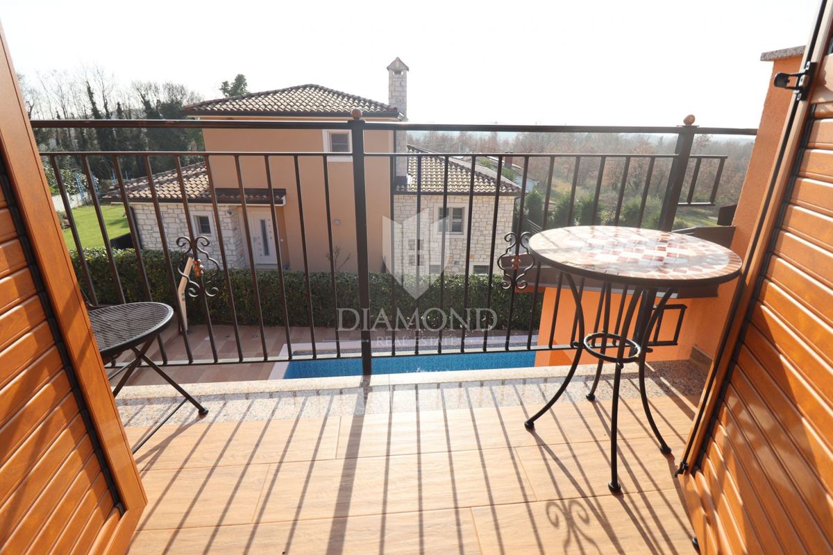 Hiša z bazenom in velikim vrtom – le 10 minut od Poreča in čudovitih plaž, idealna za bivanje ali turistični najem