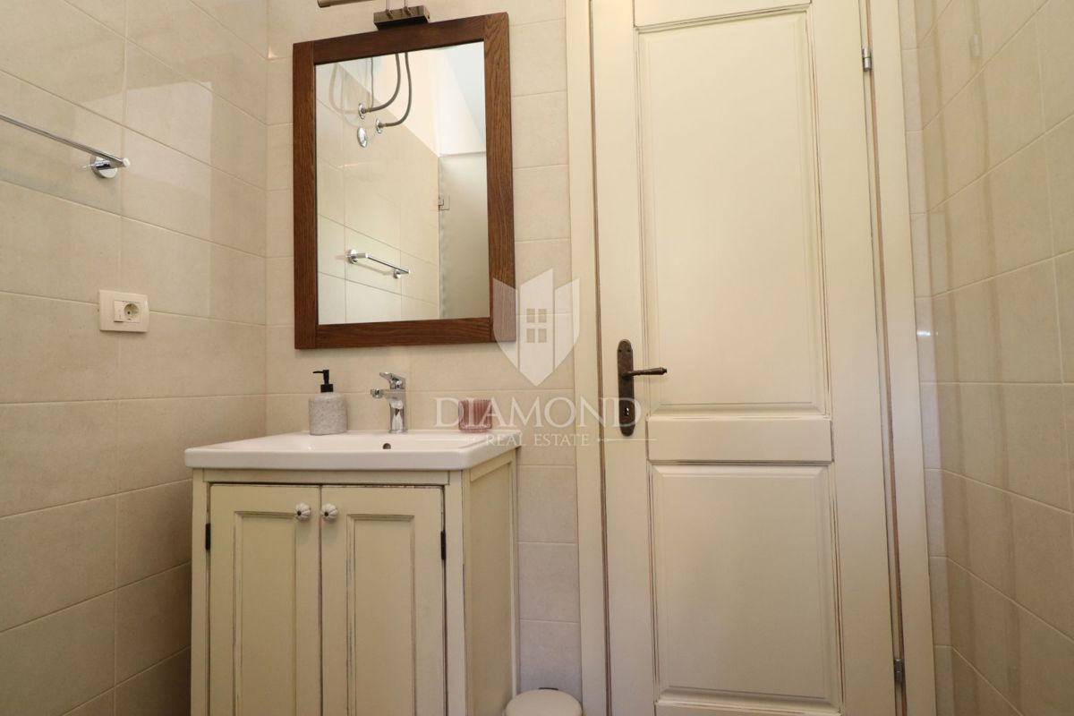 Hiša z bazenom in velikim vrtom – le 10 minut od Poreča in čudovitih plaž, idealna za bivanje ali turistični najem