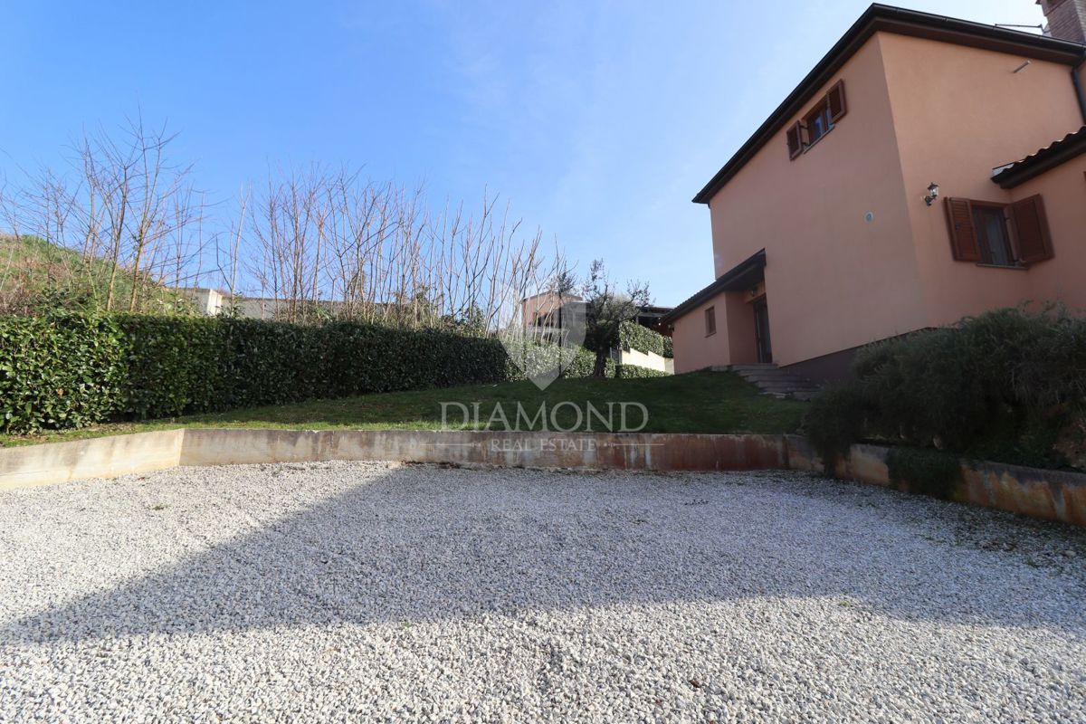 Hiša z bazenom in velikim vrtom – le 10 minut od Poreča in čudovitih plaž, idealna za bivanje ali turistični najem