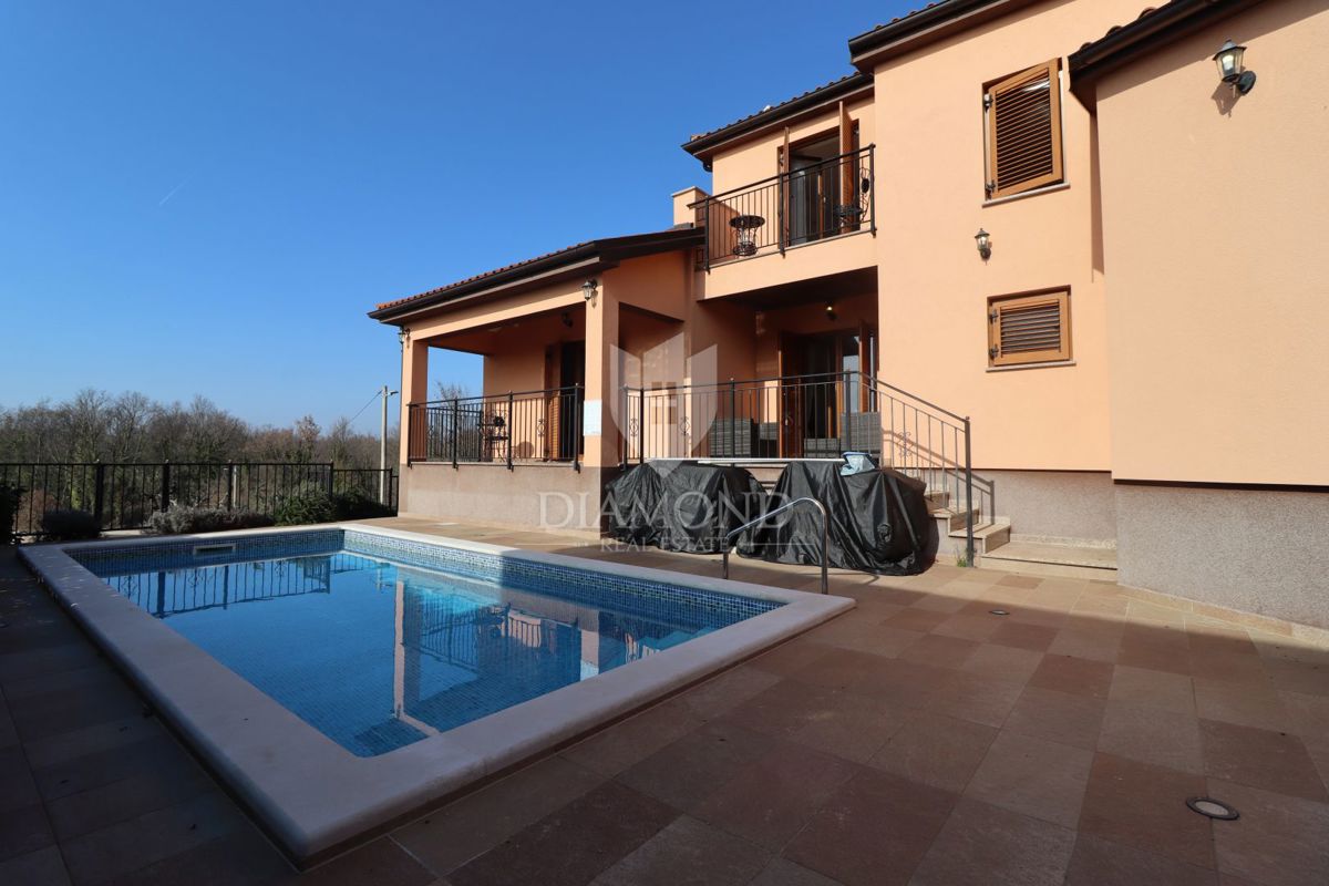 Hiša z bazenom in velikim vrtom – le 10 minut od Poreča in čudovitih plaž, idealna za bivanje ali turistični najem