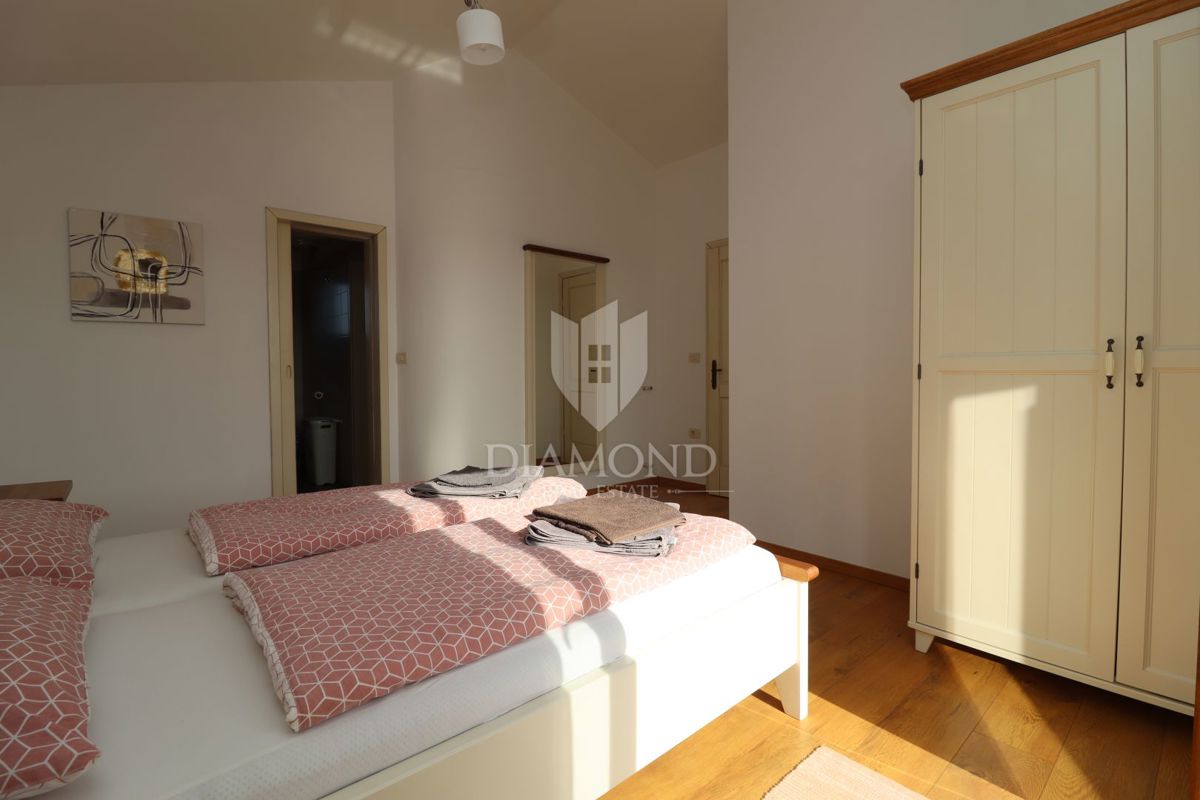 Hiša z bazenom in velikim vrtom – le 10 minut od Poreča in čudovitih plaž, idealna za bivanje ali turistični najem