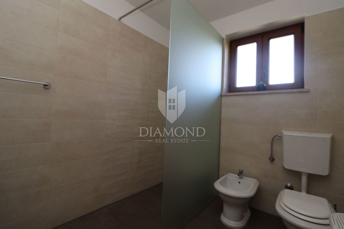 Hiša z bazenom in velikim vrtom – le 10 minut od Poreča in čudovitih plaž, idealna za bivanje ali turistični najem