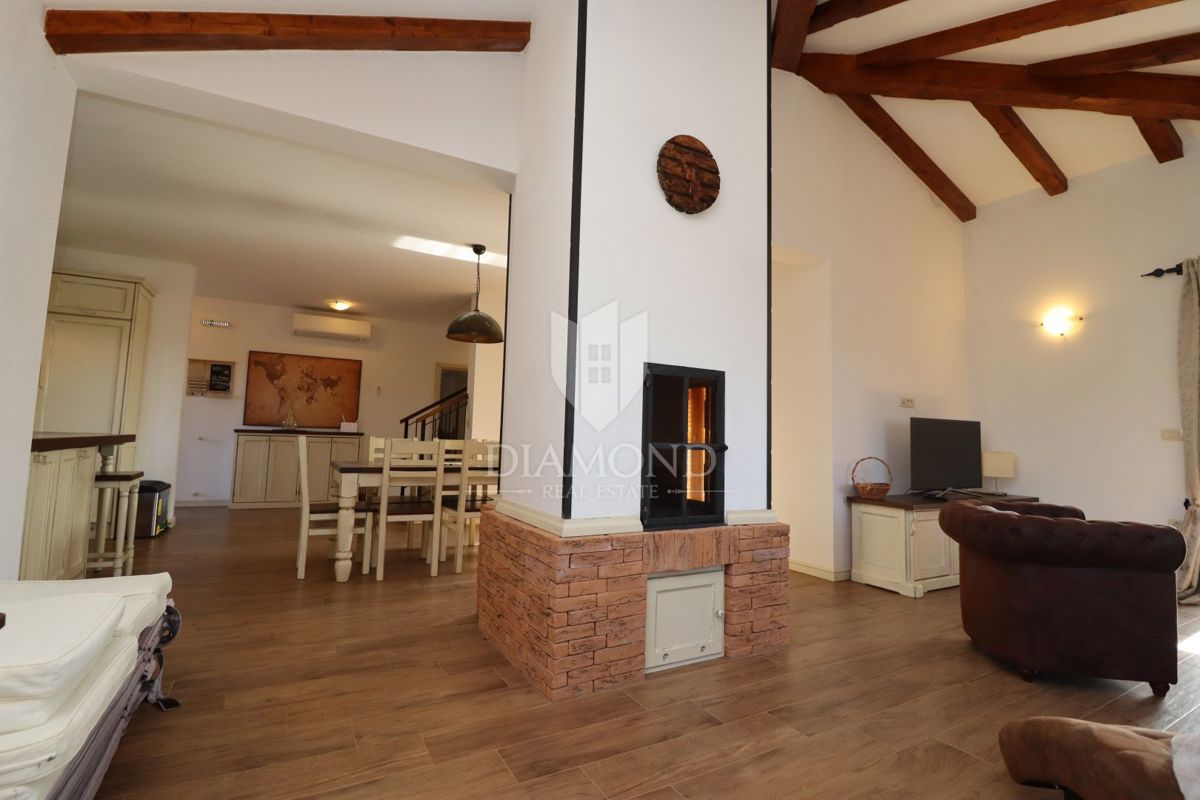 Hiša z bazenom in velikim vrtom – le 10 minut od Poreča in čudovitih plaž, idealna za bivanje ali turistični najem