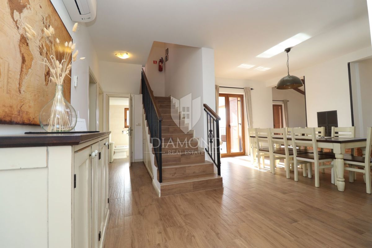 Hiša z bazenom in velikim vrtom – le 10 minut od Poreča in čudovitih plaž, idealna za bivanje ali turistični najem