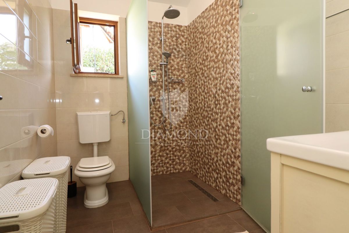 Hiša z bazenom in velikim vrtom – le 10 minut od Poreča in čudovitih plaž, idealna za bivanje ali turistični najem