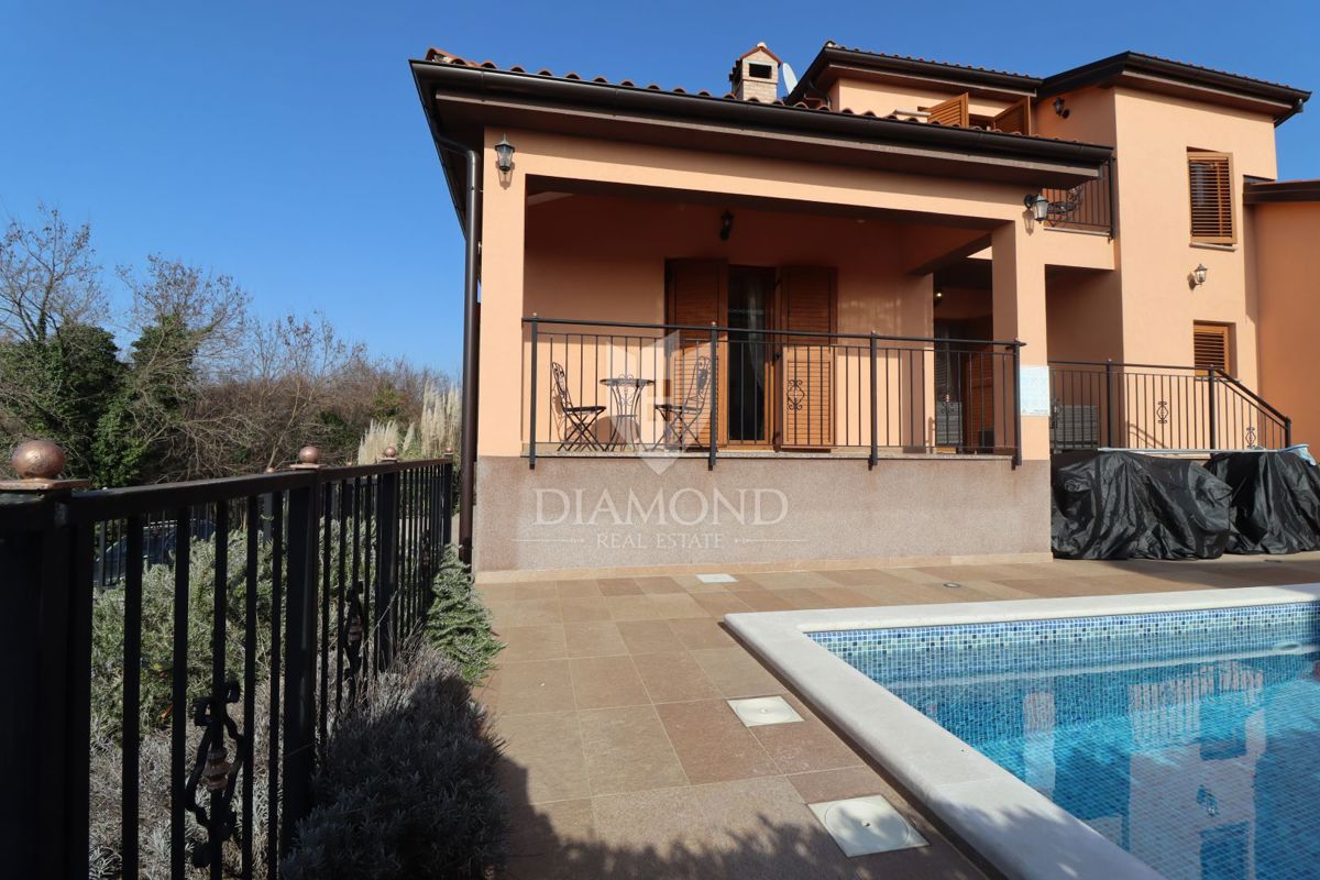 Hiša z bazenom in velikim vrtom – le 10 minut od Poreča in čudovitih plaž, idealna za bivanje ali turistični najem