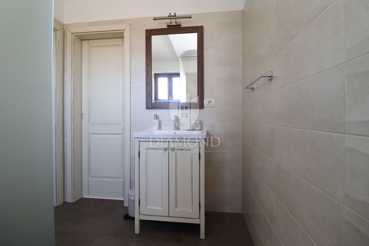 Hiša z bazenom in velikim vrtom – le 10 minut od Poreča in čudovitih plaž, idealna za bivanje ali turistični najem