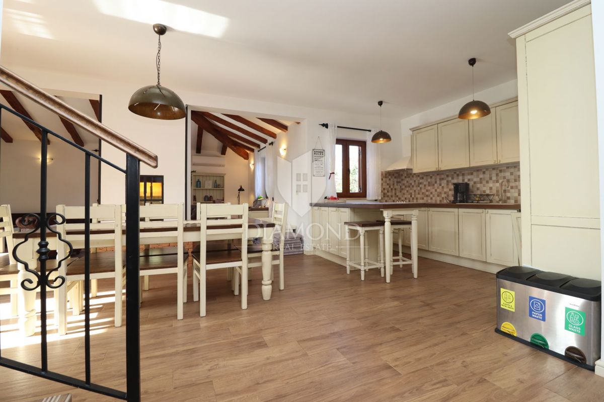 Hiša z bazenom in velikim vrtom – le 10 minut od Poreča in čudovitih plaž, idealna za bivanje ali turistični najem