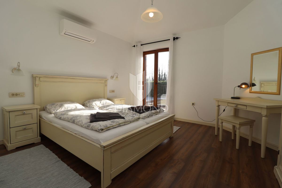 Hiša z bazenom in velikim vrtom – le 10 minut od Poreča in čudovitih plaž, idealna za bivanje ali turistični najem