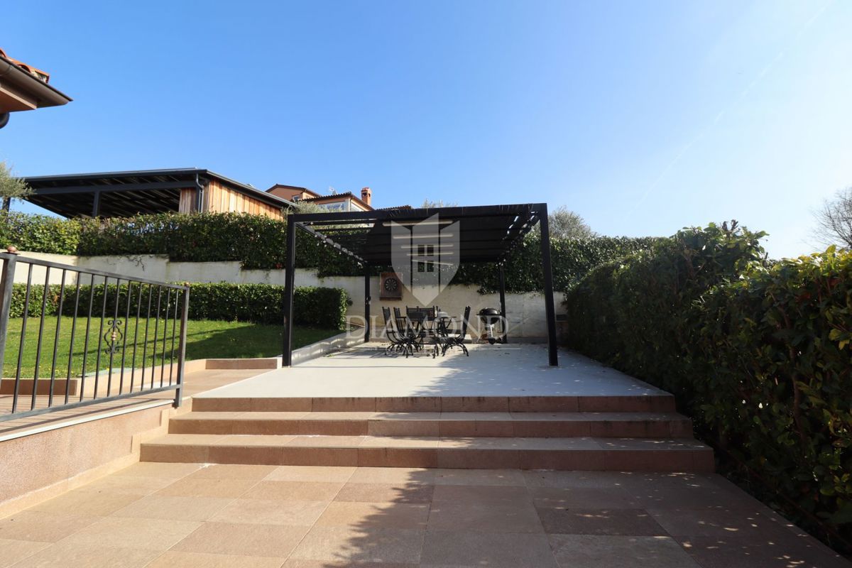 Hiša z bazenom in velikim vrtom – le 10 minut od Poreča in čudovitih plaž, idealna za bivanje ali turistični najem