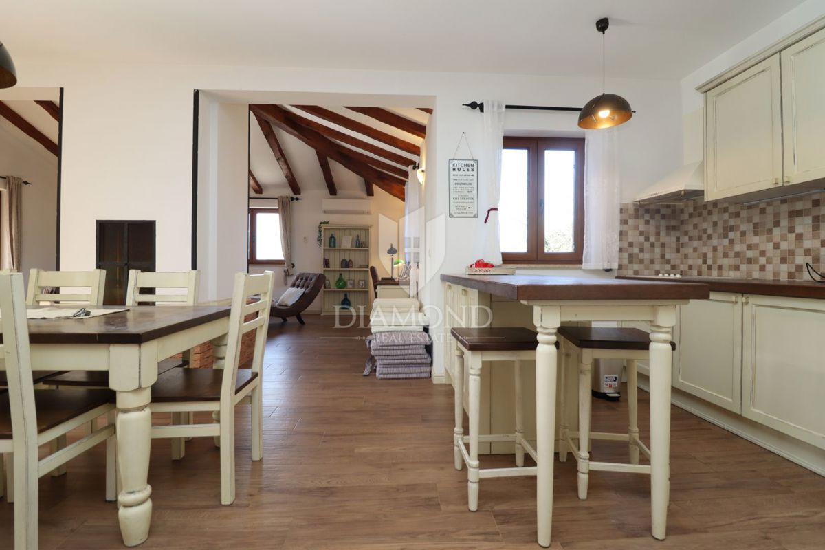 Hiša z bazenom in velikim vrtom – le 10 minut od Poreča in čudovitih plaž, idealna za bivanje ali turistični najem