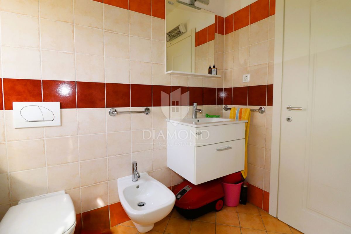 Priložnost! Moderno, popolnoma opremljeno stanovanje s skupnim bazenom – Poreč