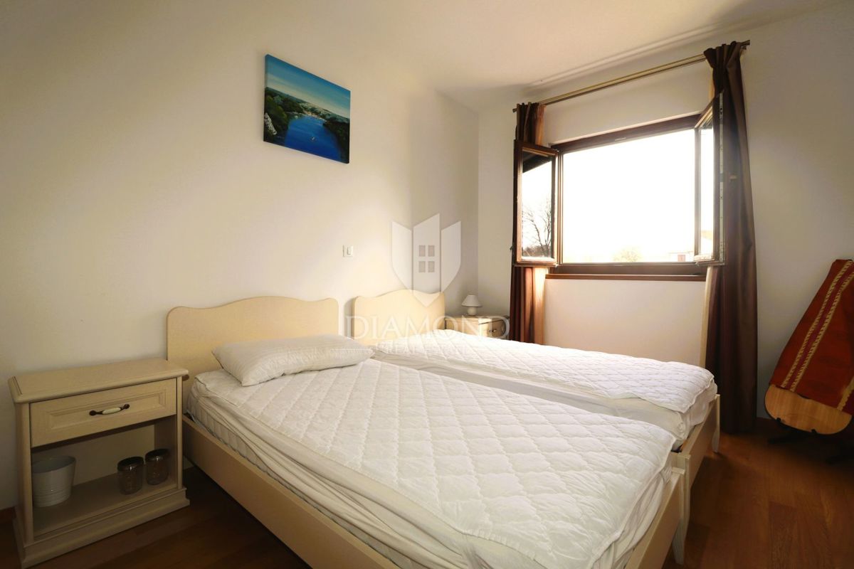 Priložnost! Moderno, popolnoma opremljeno stanovanje s skupnim bazenom – Poreč