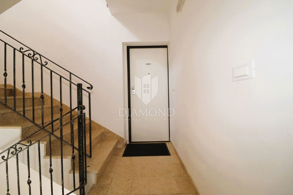 Priložnost! Moderno, popolnoma opremljeno stanovanje s skupnim bazenom – Poreč