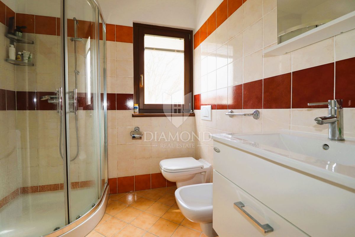 Priložnost! Moderno, popolnoma opremljeno stanovanje s skupnim bazenom – Poreč