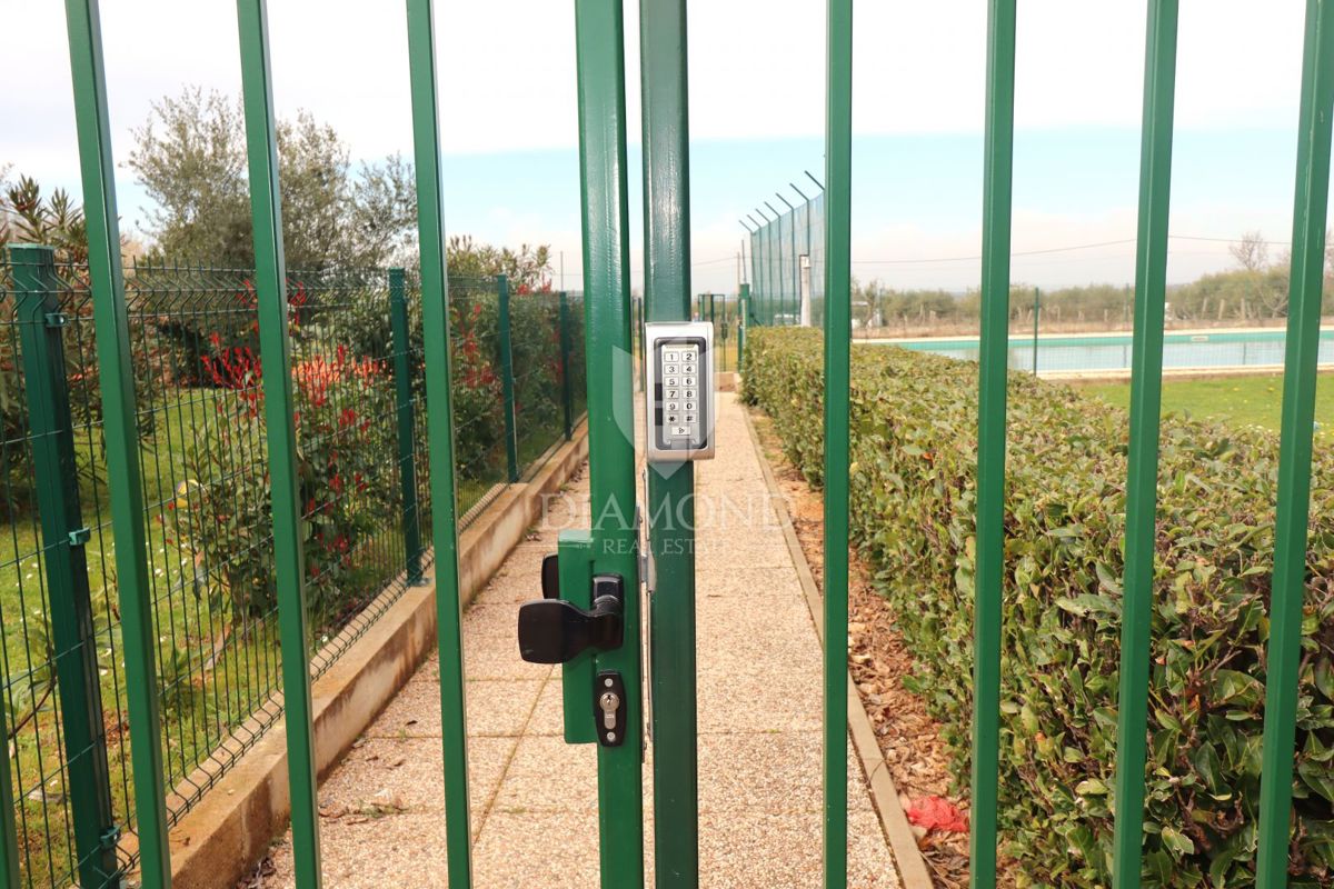 Priložnost! Moderno, popolnoma opremljeno stanovanje s skupnim bazenom – Poreč