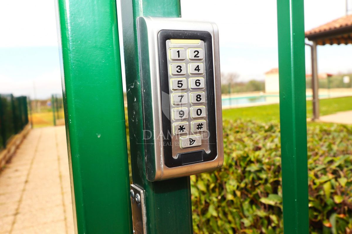 Priložnost! Moderno, popolnoma opremljeno stanovanje s skupnim bazenom – Poreč