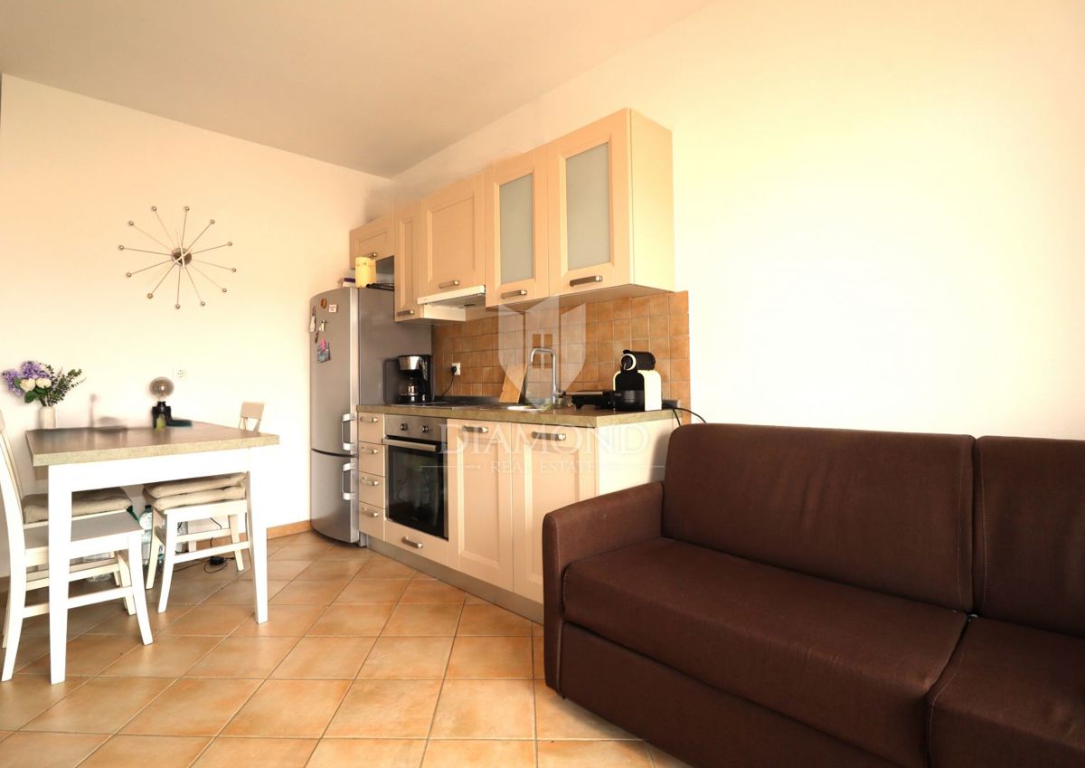 Priložnost! Moderno, popolnoma opremljeno stanovanje s skupnim bazenom – Poreč