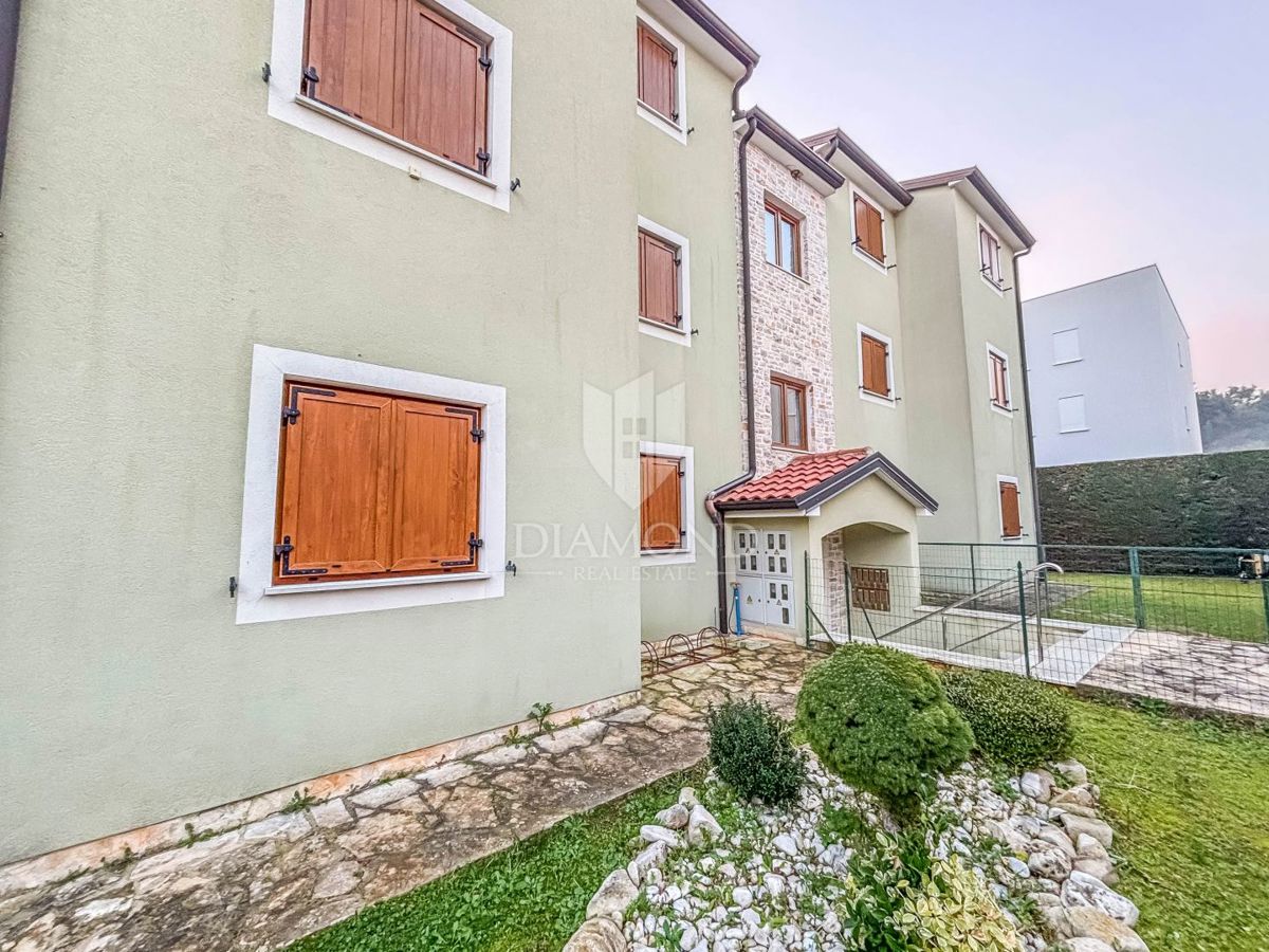 Ekskluzivno! Novigrad, stanovanje v pritličju 100 m od plaže!