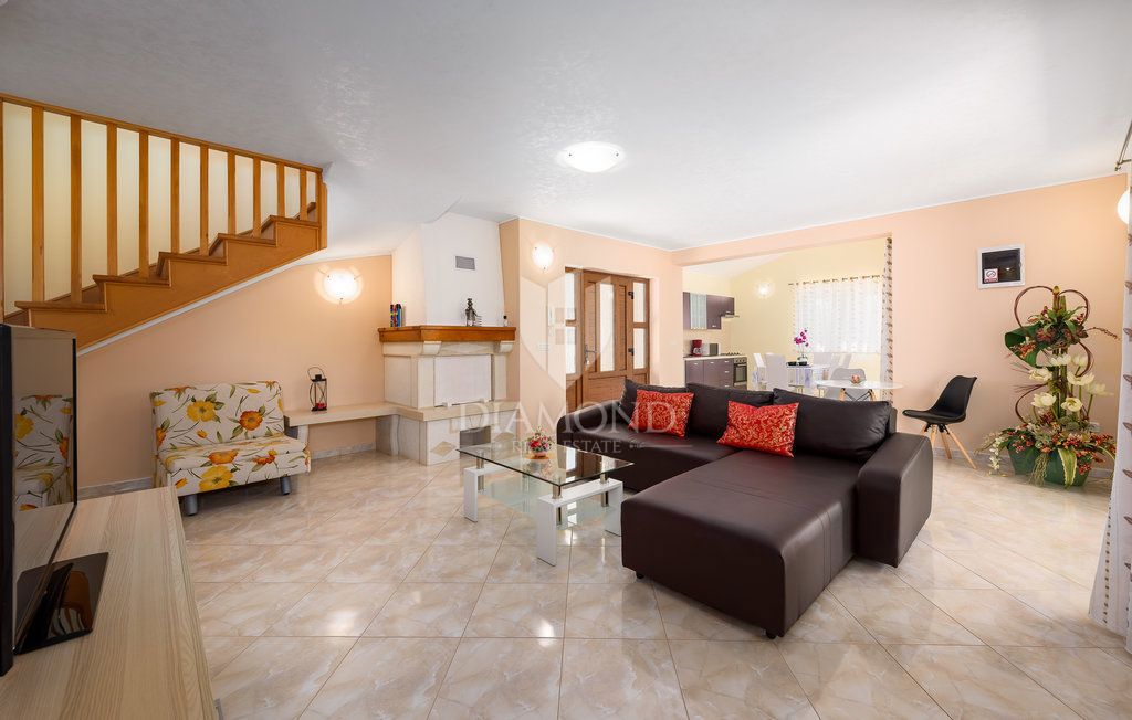 Poreč, okolica, vila z bazenom, obdana z zelenjem