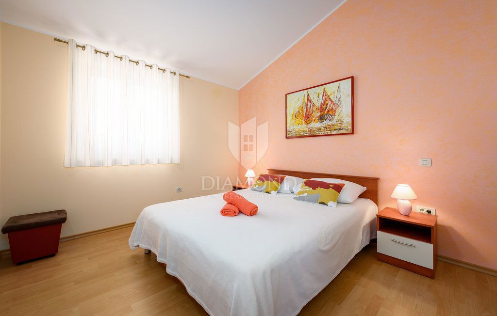 Poreč, okolica, vila z bazenom, obdana z zelenjem