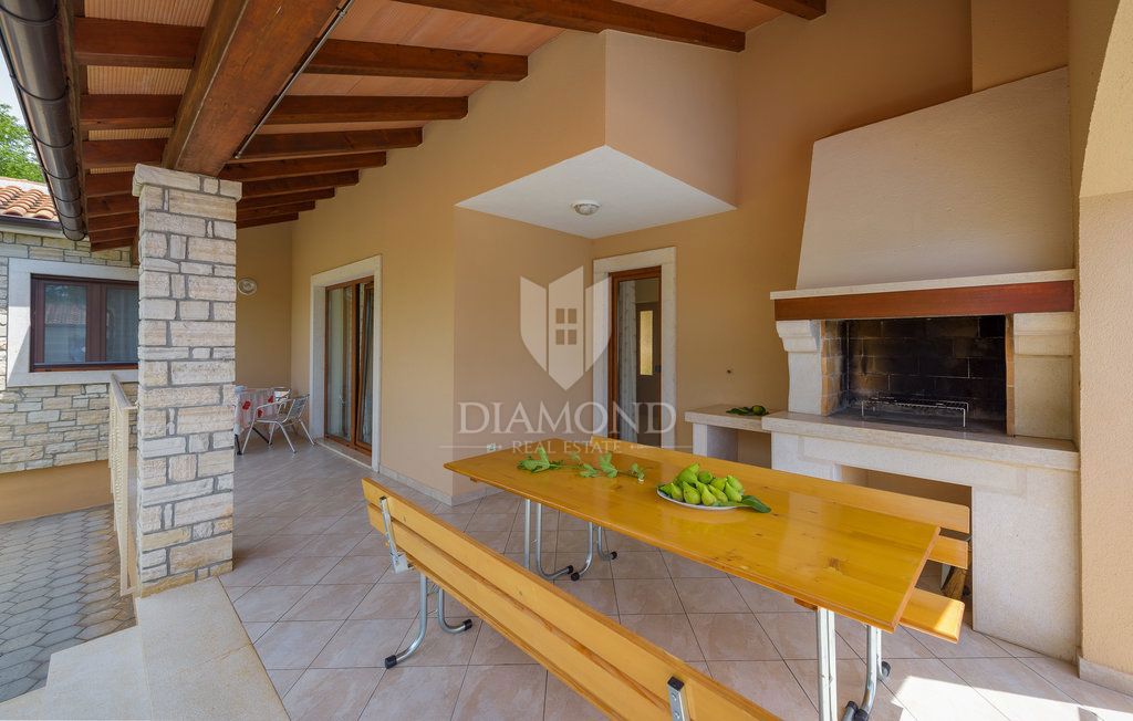 Poreč, okolica, vila z bazenom, obdana z zelenjem