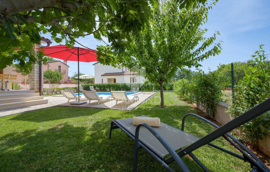 Poreč, okolica, vila z bazenom, obdana z zelenjem