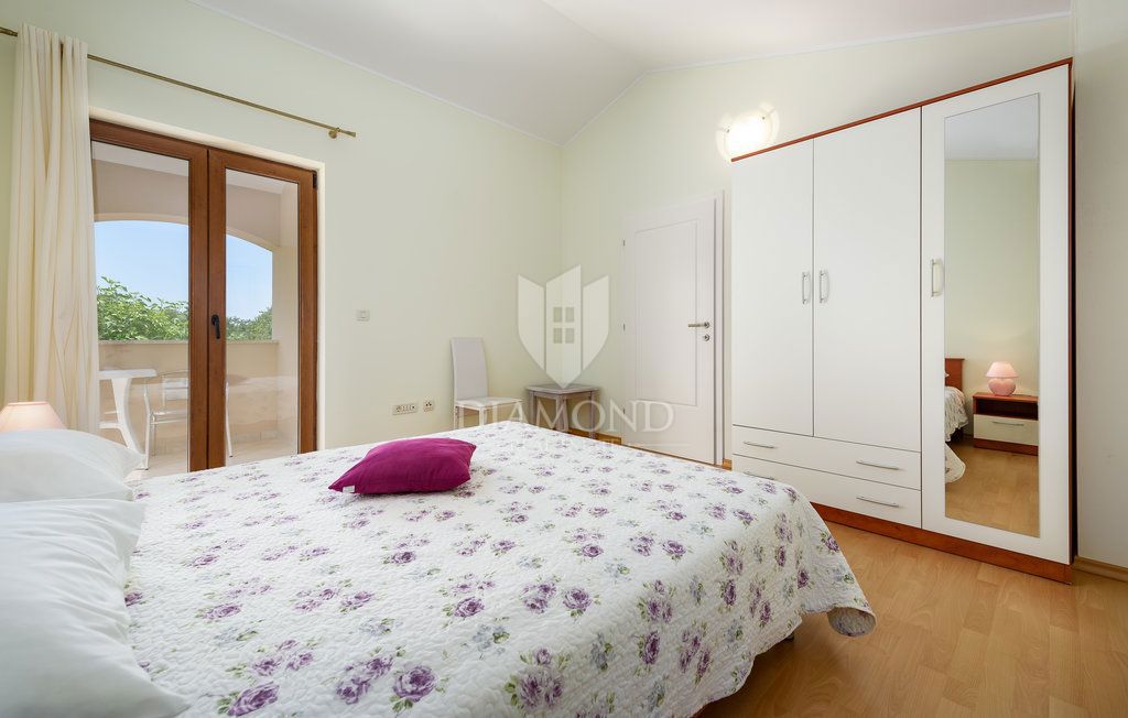 Poreč, okolica, vila z bazenom, obdana z zelenjem