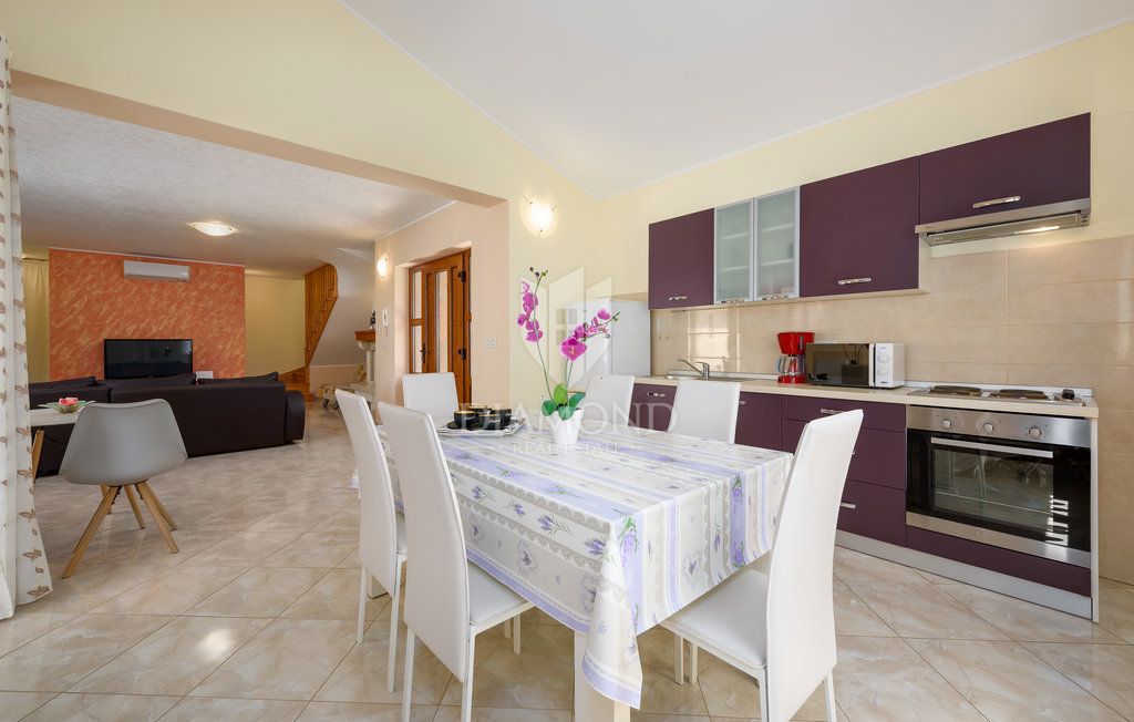 Poreč, okolica, vila z bazenom, obdana z zelenjem