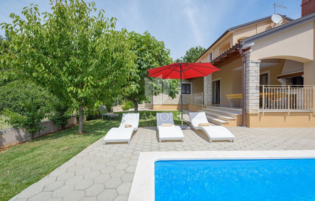 Poreč, okolica, vila z bazenom, obdana z zelenjem