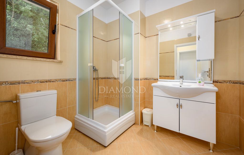 Poreč, okolica, vila z bazenom, obdana z zelenjem