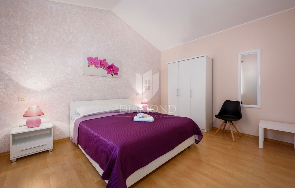 Poreč, okolica, vila z bazenom, obdana z zelenjem