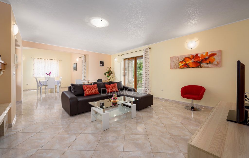 Poreč, okolica, vila z bazenom, obdana z zelenjem